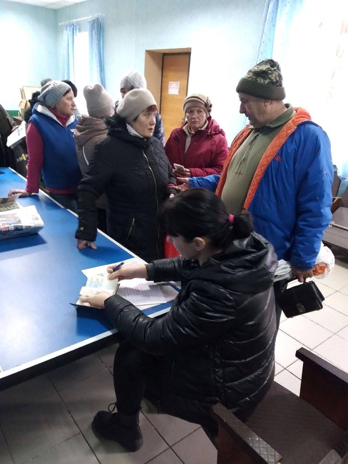 Черный пакет в обмен на куриный паспорт - рашисты в Кирилловке озадачили условиями получения гуманитарной помощи (фото)